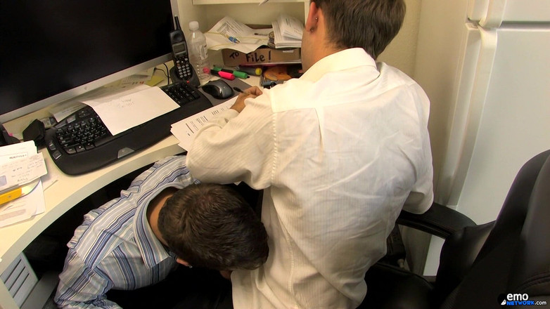 Homo Emo: 두 명의 음란한 친구가 차가워지다