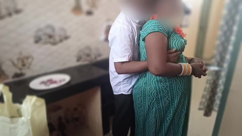 Telugu-fuckers: देसी सौतेली मम्मी की रसोई में चुदाई, मैंने उसे खाना बनाते समय आश्चर्यचकित करने के लिए चोदा।