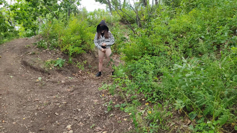 MissPopa: Sin pantalones en un bosque frío
