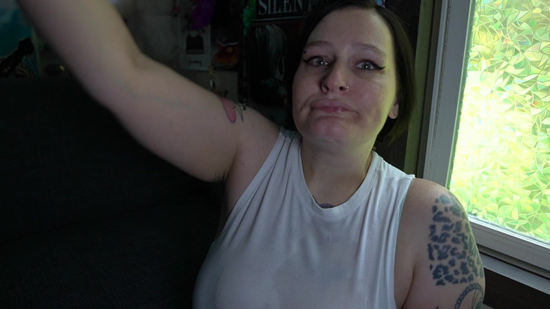 GothBunny6669: Büyük dildo ile dişsiz boğaz eğitimi