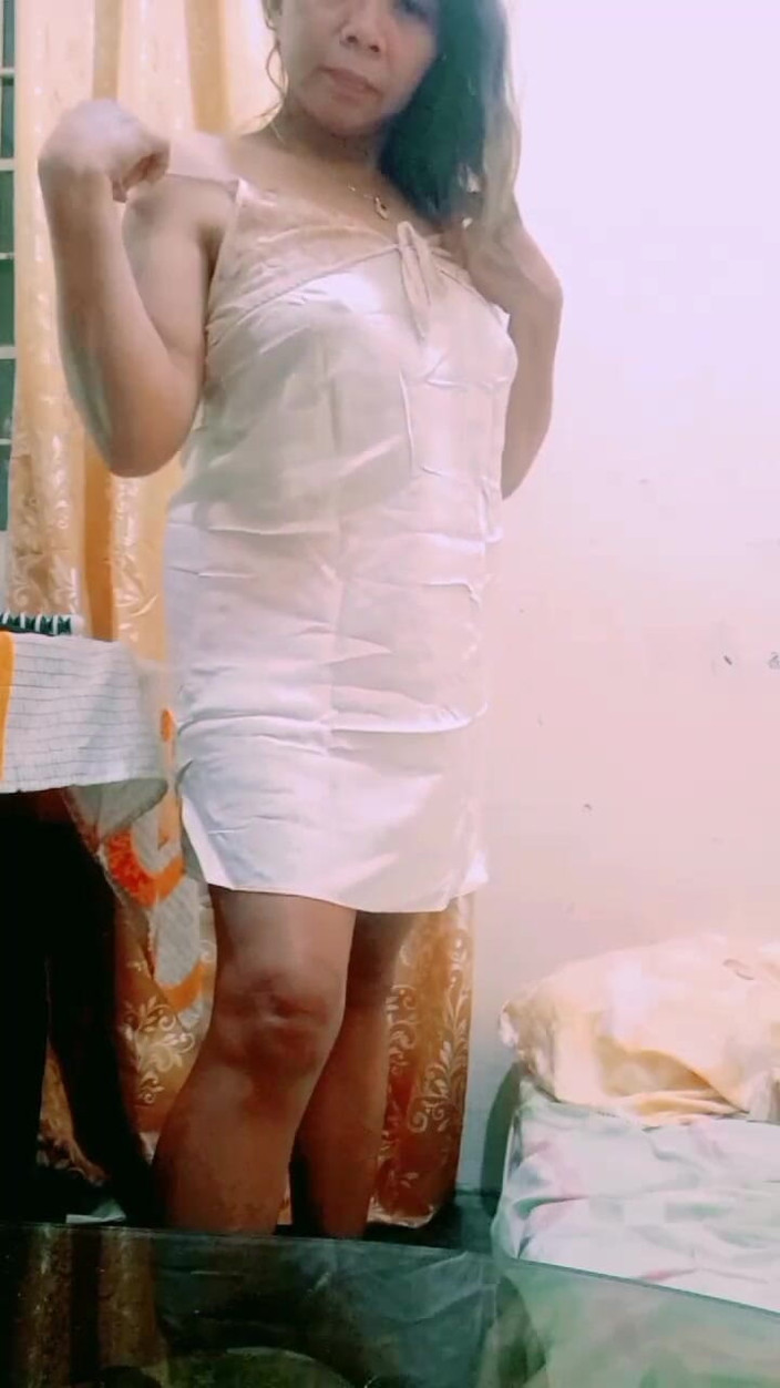 Fleshlab Milf: Filipijnse milf voelt zich geil terwijl ze haar nieuwe nachtkleding...