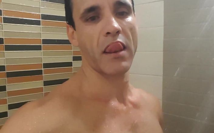 Hot Daddy Adonis: Fare la doccia in palestra; #2