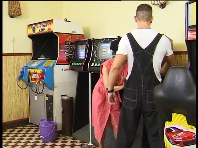 Xfucks: O bunică sexy excitată suge pula unui tip mai tânăr și...