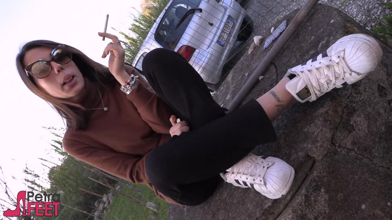 Smokin Fetish: Beauty teen in outdoor smoking