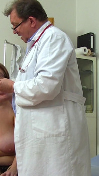 成熟したgyno - ぽっちゃり成熟した女性は変態docによって彼女のgyno試験にカムにキャッチ