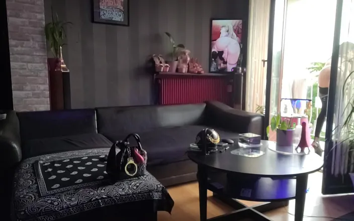 VaneSsa BiTCHx: The Black Panther Exhibition on the Balcony