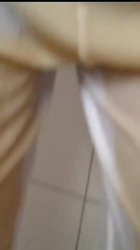 01 - piscia nei pantaloni della tuta bianca