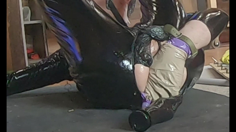 4SOMEfckHOl: Permainan anal BDSM dalam catsuit lateks.