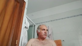 Mon visage et ma bite et mes aisselles au premier plan !