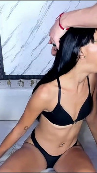 Latina doet een hete pijpbeurt met haar twee beste vrienden