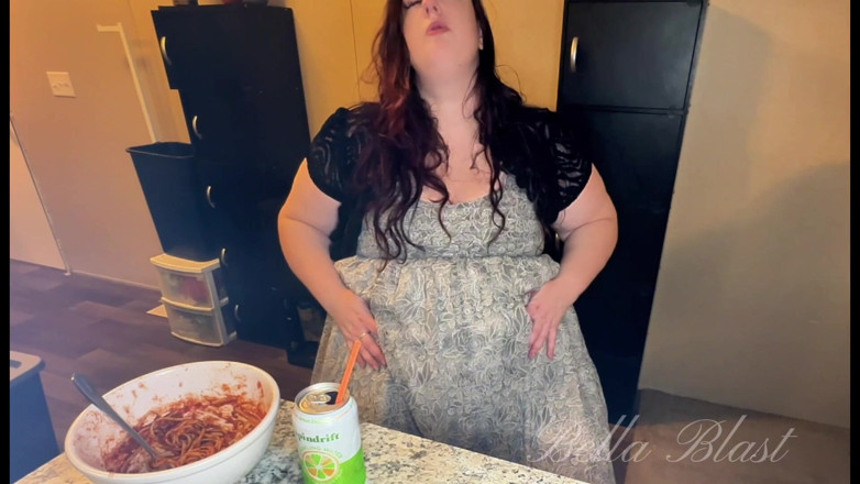 BellaBlast: BBWのパスタ過食後のげっぷと濡れたおなら ベラ・ブラストによる本当の胃の反応