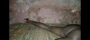 Masturbator emmy: 田舎の部屋で素朴なベッドを叩く