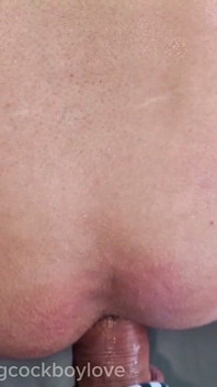 Un Femboy Qui Baise Avec Une Bite Dans Le Trou Se Fait Recouvrir De Sperme Chaud De Son Pénis Dans De Gros Ruisseaux