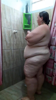 Tomando banho, lavando meu cabelo e raspando.