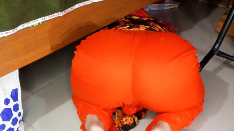 Dhaka studio: Un beau-fils baise sa belle-mère coincée au lit. L’éjaculation faciale...