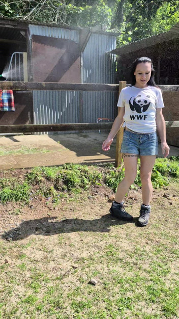 Demelza: Masa bermain baju basah - bersantai di bawah pancuran mandian di...