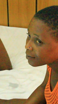 Jeu de baise avec une salope noire africaine