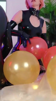 Looney feticcio, palloncini d'aria divertimento lesbico in costumi di gomma in lattice