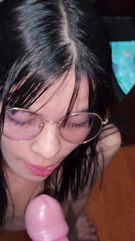 A Laura sexy e gostosa fode um técnico que fixou seu computador! Recebe porra no rosto dela