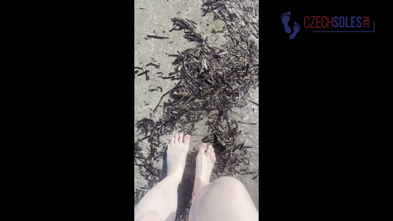 Czech Soles - foot fetish content: Пляжні ноги дражняться
