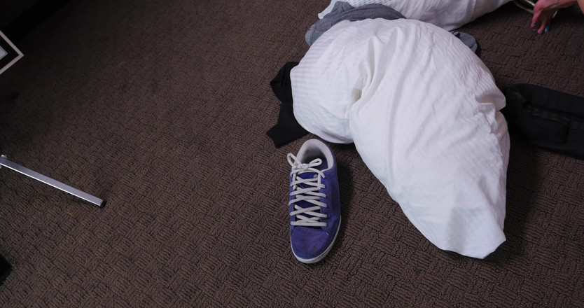 Horny Household: Stiefzoon betrapt stiefmoeder met de meid