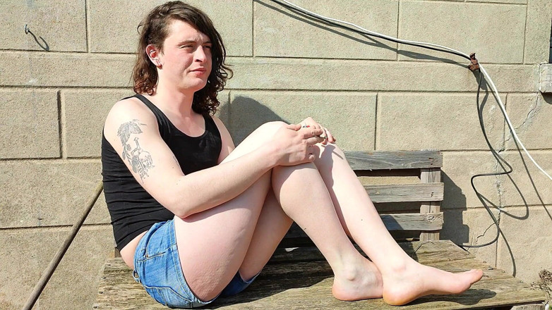 Sara B: Sara raucht im freien