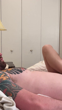 Ziva roman fa un footjob stanco in cam