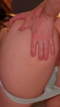 Esfregando sua bunda e calcinha! Gozada interna