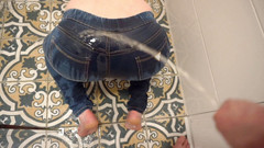 Aqua Pola: 내 엉덩이에 오줌을 싸는 청바지 입은 필사적인 오줌