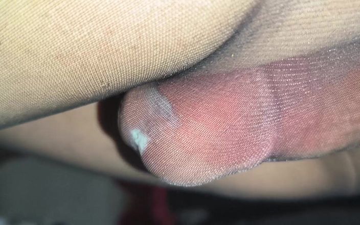 PantyhoseJuicyCummer: Mein riesiger harter Sissy-schwanz kommt in der geliehenen glänzenden sexy...