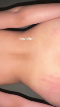 Komşumla ev yapımı porno beni onun kocasıyla karıştırıyor ama yine de benim onu seviştiğimi seviyor