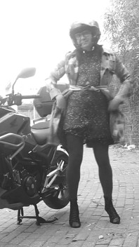 Ogni auto che passava vedeva il suo pene vibrare sotto il vestito trasparente.
