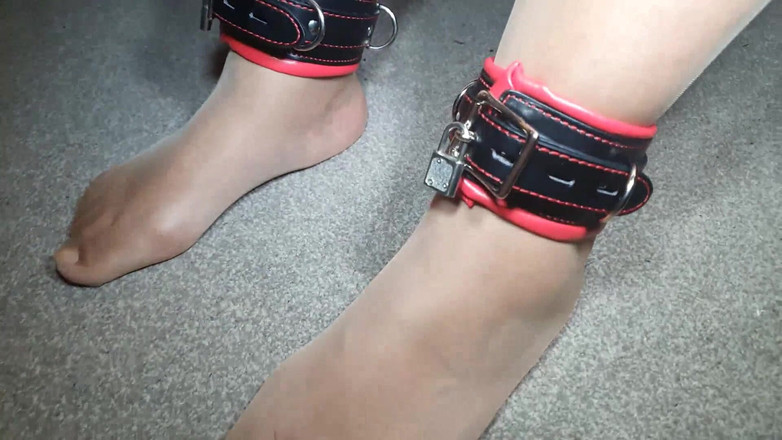 Slutty Ms B: Diikat dan Digoda