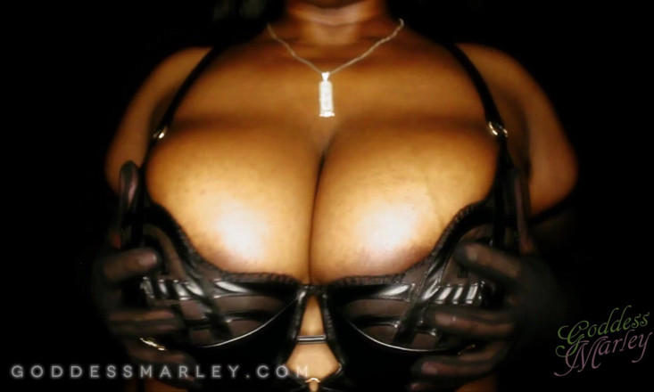 Goddess Marley: Ruiniert von dicken titten! - Wmv