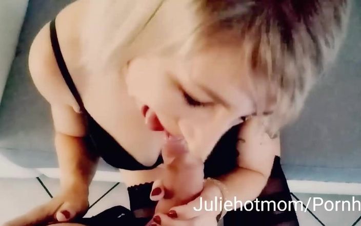 Juliehotmom: मेरी सौतेली मम्मी ने मेरे लंड पर लिपस्टिक लगाई