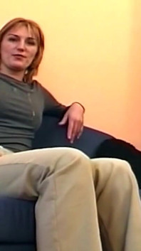 Blondes reifes schätzchen tief gefingert in dampfiger couch-session
