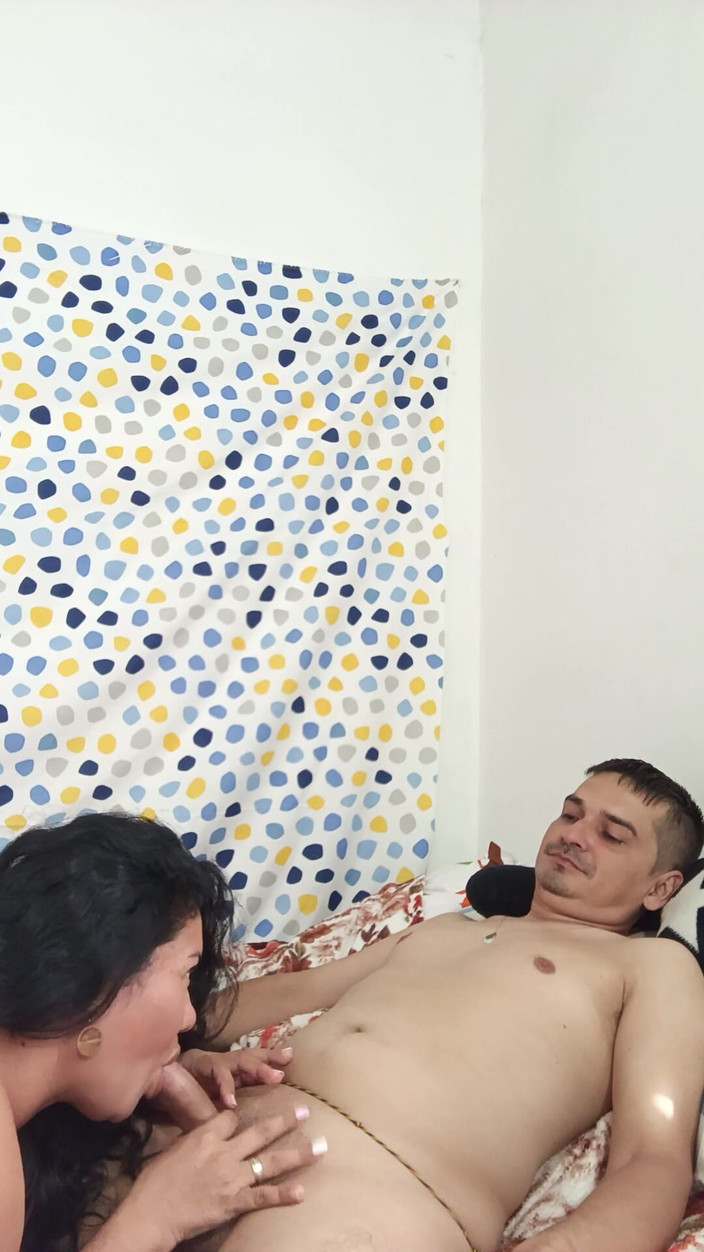 Valkyrie and Luigy Couple: Une petite amie mignonne suce une bite