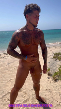 BoyGym: Papi mijando e tomando banho mijando na praia
