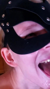 Junges Teen Gibt Geilen Blowjob Mit Facial in Retro Badewanne