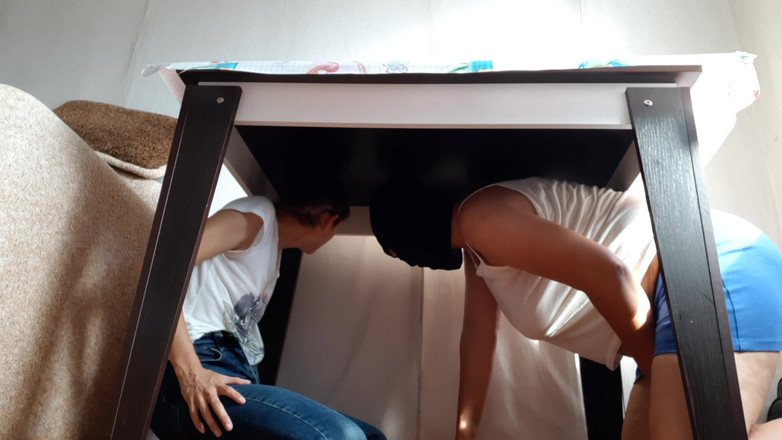 Lesbian-illusion: Wir verstecken uns unter dem tisch vor unseren stiefparenten, um...