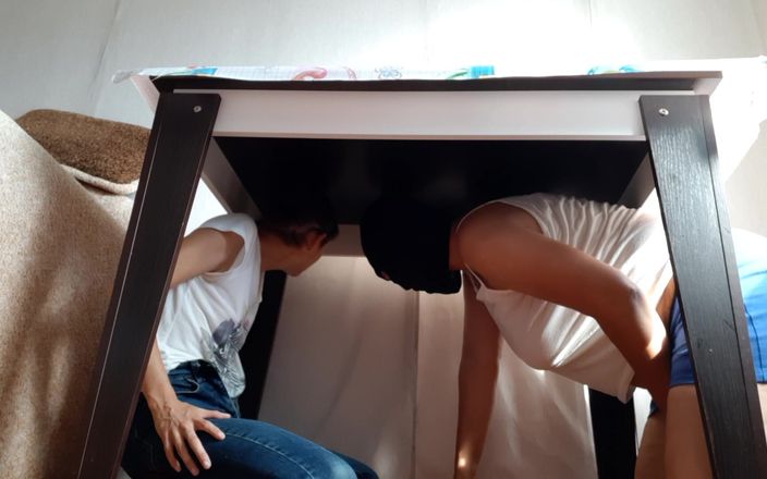 Lesbian-illusion: Ne ascundem sub masă de la surorile noastre vitrege pentru...