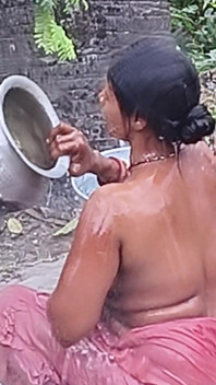 Sexy fa il bagno in un bagno aperto