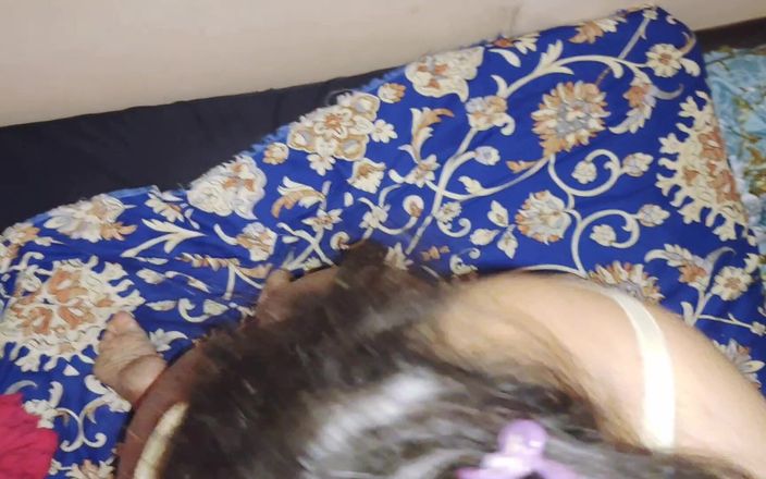 Faryal: Awek desi miang melancap dengan air mani panas