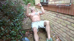 Dirty Doctors Clips: Pisse sur le jardinier