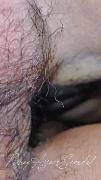 La grosse éjaculation de son demi-frère enfile la chatte rose étroite de sa demi-sœur