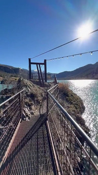 Feticismo del piede all'aperto attraversando il ponte