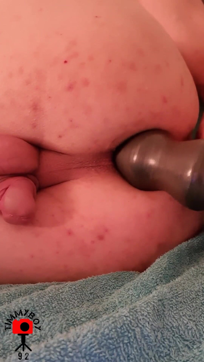 Timmyboy: Timmyboy92 Femboy se joacă cu un dop anal mare