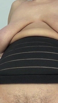 大きくて揺れる胸がディルドに飛び乗る