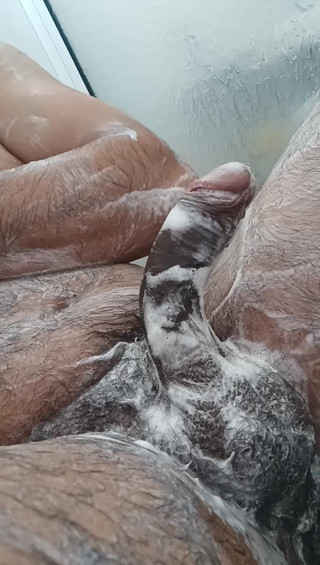 Tommhot: 자위에 중독되어 결국 욕실에서 사정하게 됩니다.