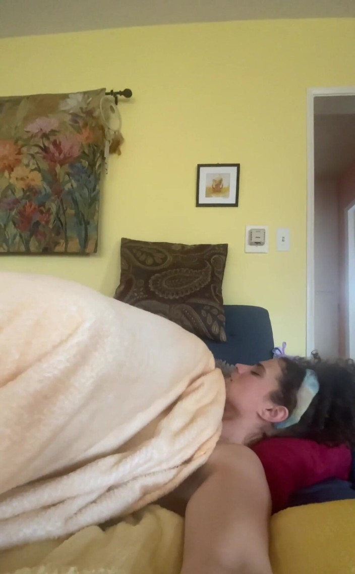 VibeWithMommy: Je to divné sledovat, jak se pár miluje?